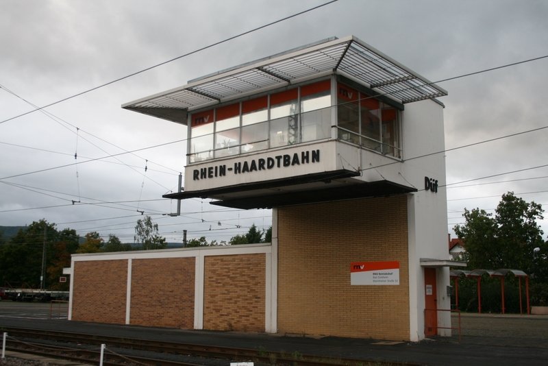 Das Gleisbildstellwerk in Bad Drkheim.