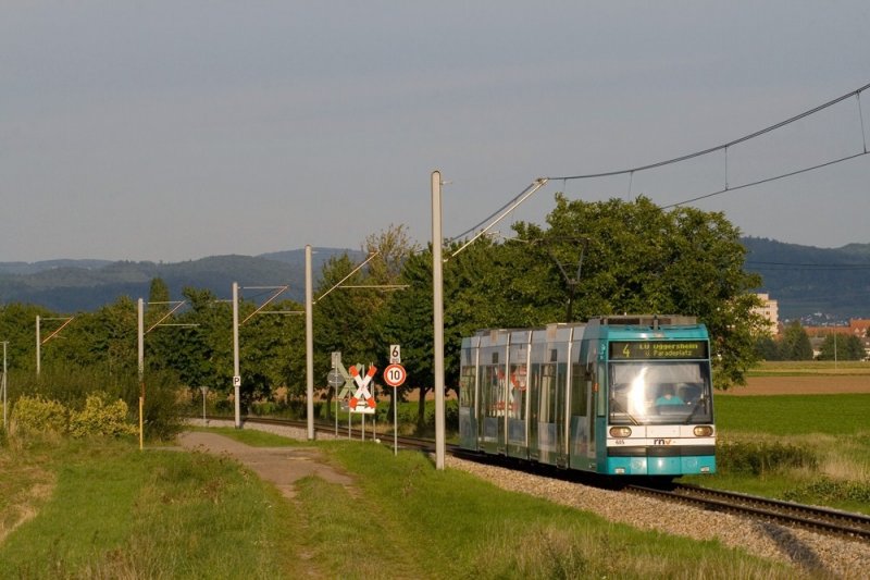 Ein GT6N kurz hinter dem Bf Heddesheim(Baden) Ort. Auf seinem Weg nach Oggersheim verkehrt er noch als Eisenbahn, Stadtbahn, Straenbahn und U-Bahn.
