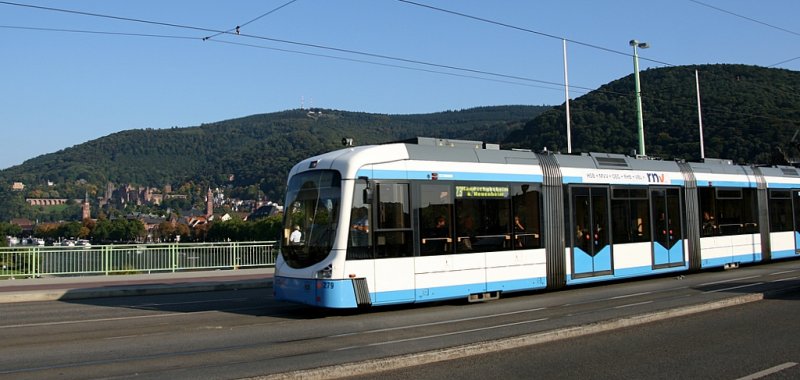 Eine Heidelberger SB der Linie 23 im Hintergrund das Schloss.